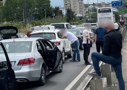 Kaos në rrugë për shkak të Giro d’Italia/ Gruaja lehonë me foshnjën e sapolindur mbetet e bllokuar në trafik! 