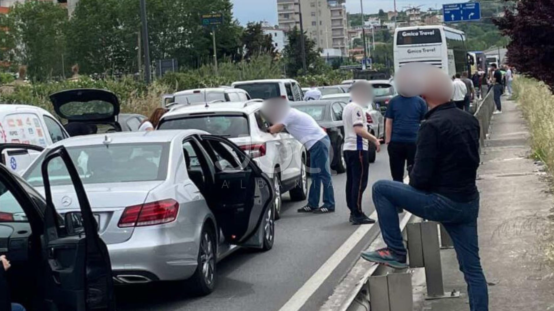 Kaos në rrugë për shkak të Giro d’Italia/ Gruaja lehonë me foshnjën e sapolindur mbetet e bllokuar në trafik!