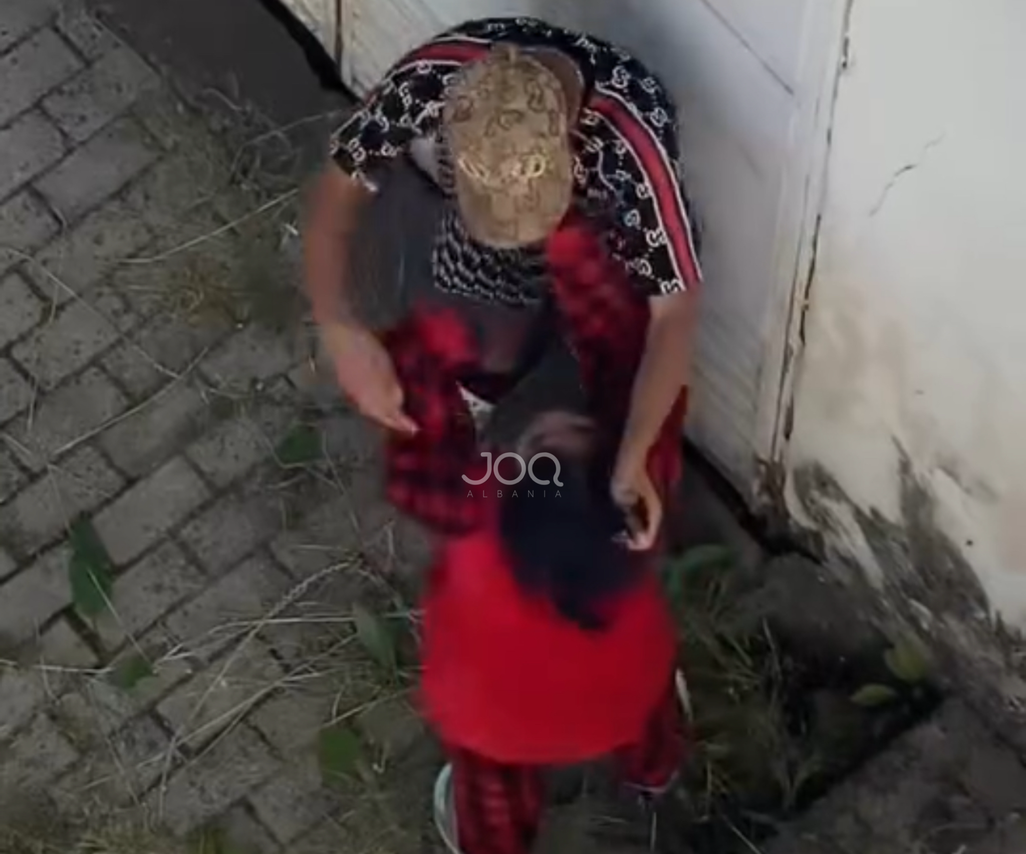 Asnjë reagim nga policia! Pronari rrahu brutalisht vajzën e vogël që lyp në Tiranë