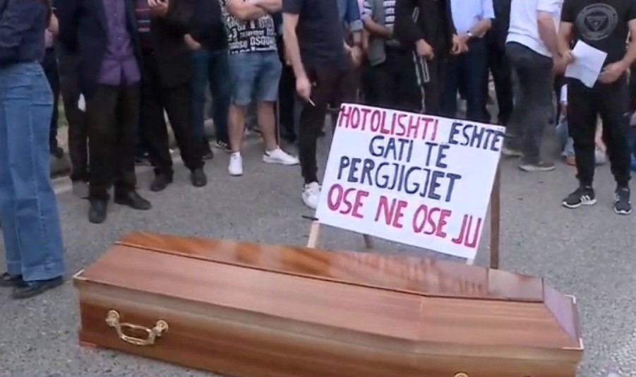 “Ose ne, ose ju!” Banorët e Hotolishtit protestë për rrugën që ndan fshatin