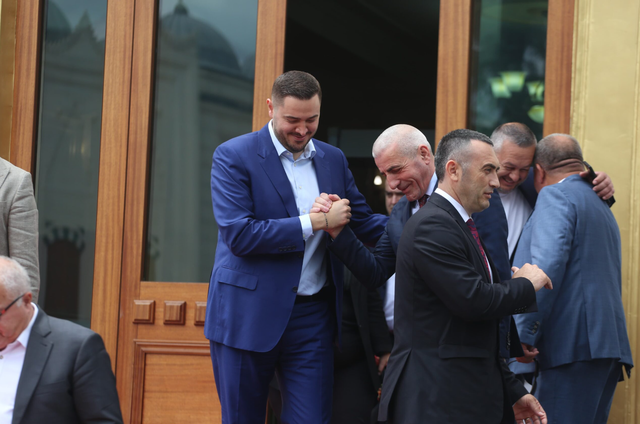 Opozitarët e harrojnë ‘masakrën elektorale’, përqafohen me kolegët socialistë
