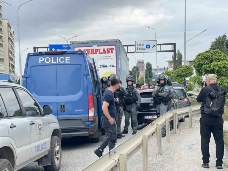 Njësia Speciale ndërhyn në Veternik pas bllokimit të rrugës nga protestuesit kundër vendimit të ZRRE-së