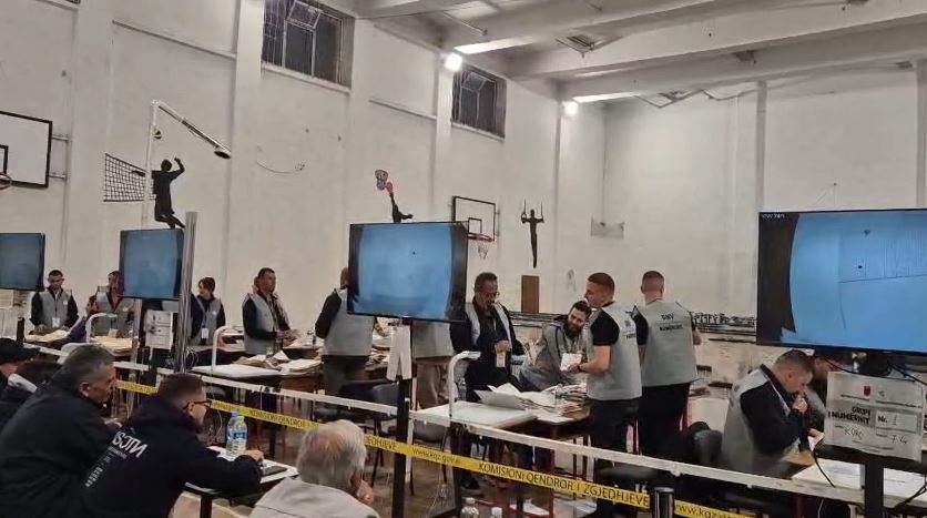 Ndërpritet procesi i numërimit në shkollën “1 Maji”, tërhiqen anëtarët e PD