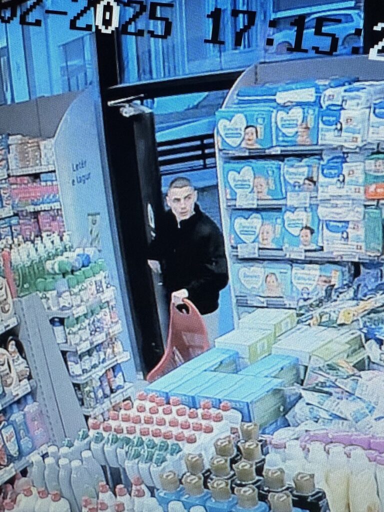 Policia kërkon ndihmën e qytetarëve për identifikimin e një të dyshuari për vjedhje