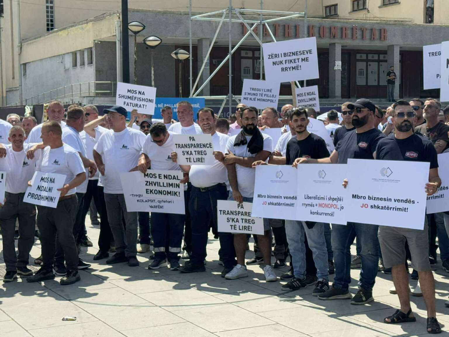 Bizneset s’e ndalin protestën, kërkojnë treg të lirë energjetik