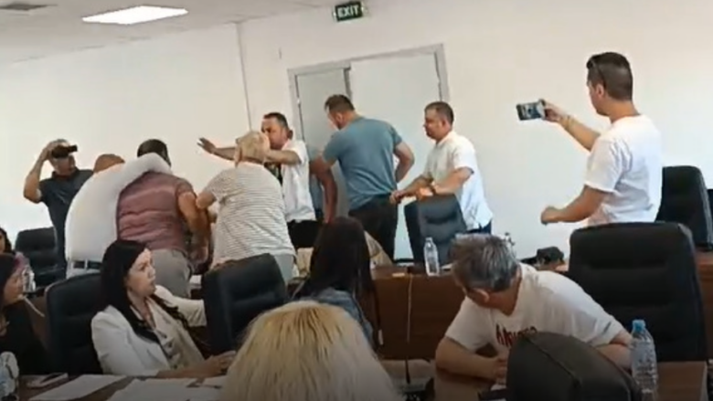 Përplasje fizike në mes këshilltarëve në Komunën e Koçanit