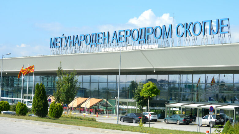 MPB: Në aeroportin e Shkupit u privua nga liria pasagjeri problematik norvegjez, tregoi agresivitet me punonjësit e policisë