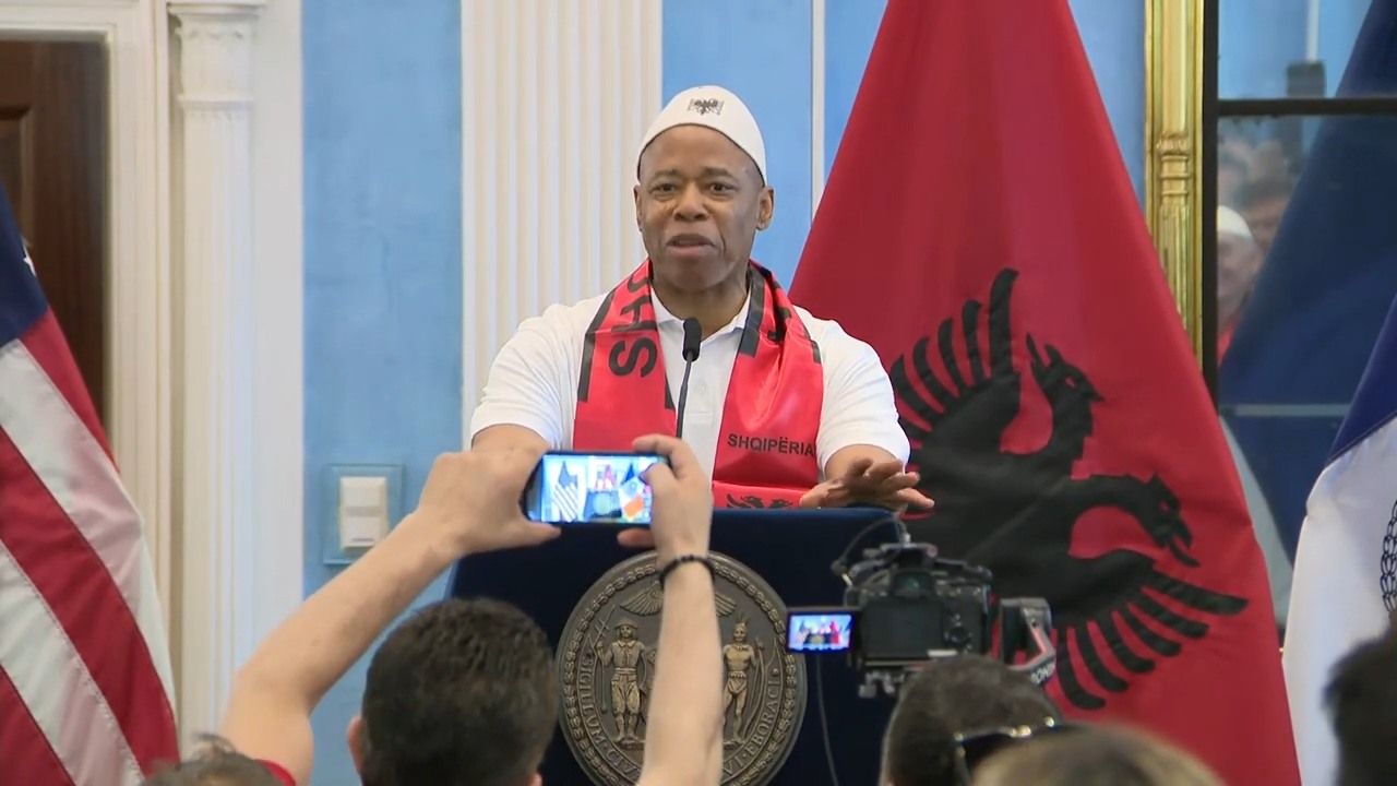 Me plis në kokë e me flamuj kuq e zi, kryetari i New Yorkut: Mezi pres të shkoj në Shqipëri