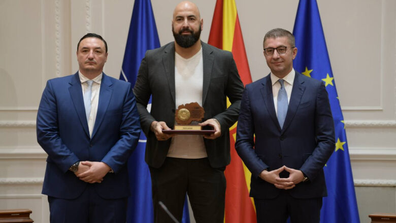 Qeveria e RMV-së dekoroi 22 “kampionë”, asnjë prej tyre nuk është shqiptar