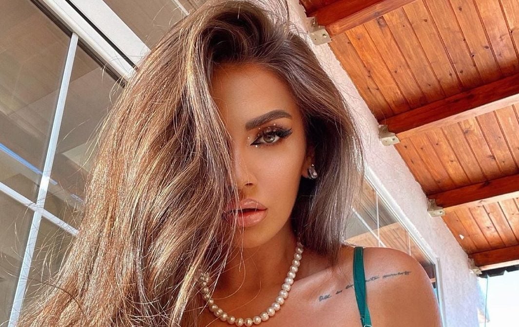 Beatrix Ramosaj pozon me bikini nga plazhi