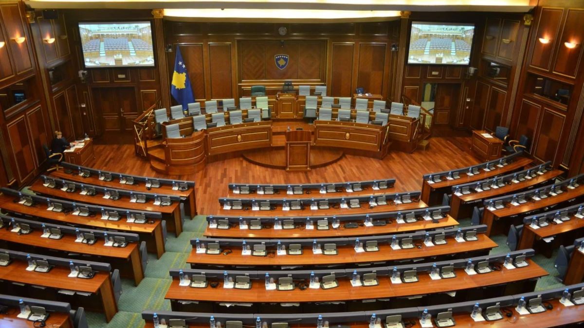 Ngërçi parlamentar vazhdon: Deputetët rikthehen në Kuvend në ditën e dytë të Bajramit