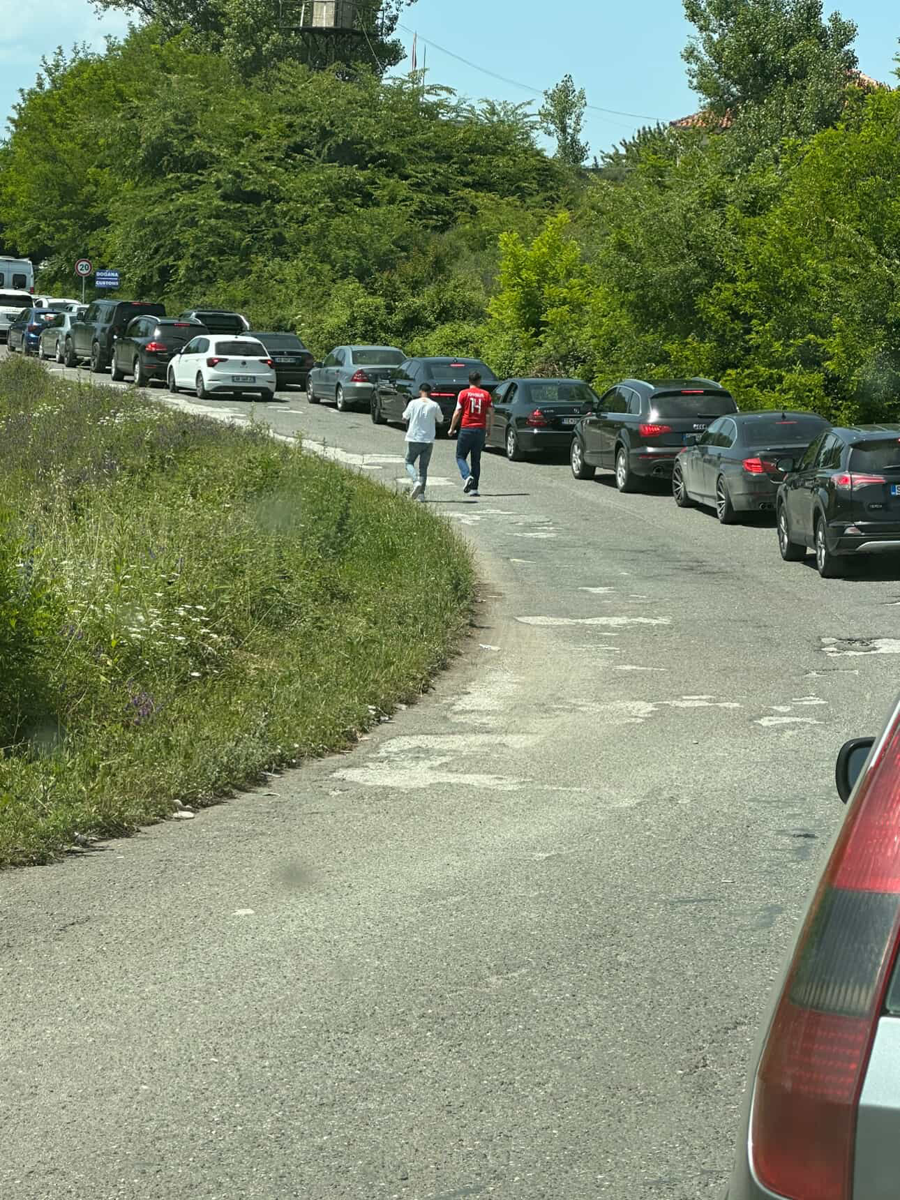 Edhe shqiptarët e Maqedonisë nisen drejt Tiranës, radhë kilometerike në doganë