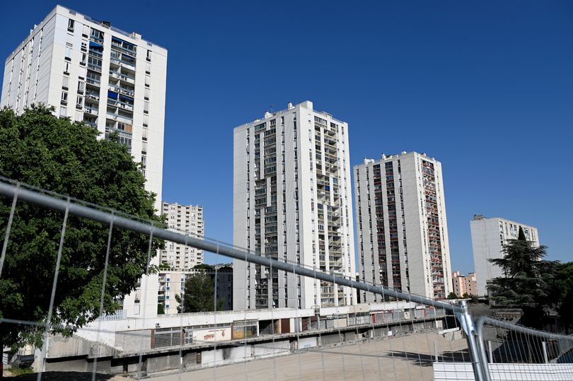 Pamjet dramatike nga Franca tregojnë të armatosur me kapuç gjatë një shkëmbimi zjarri