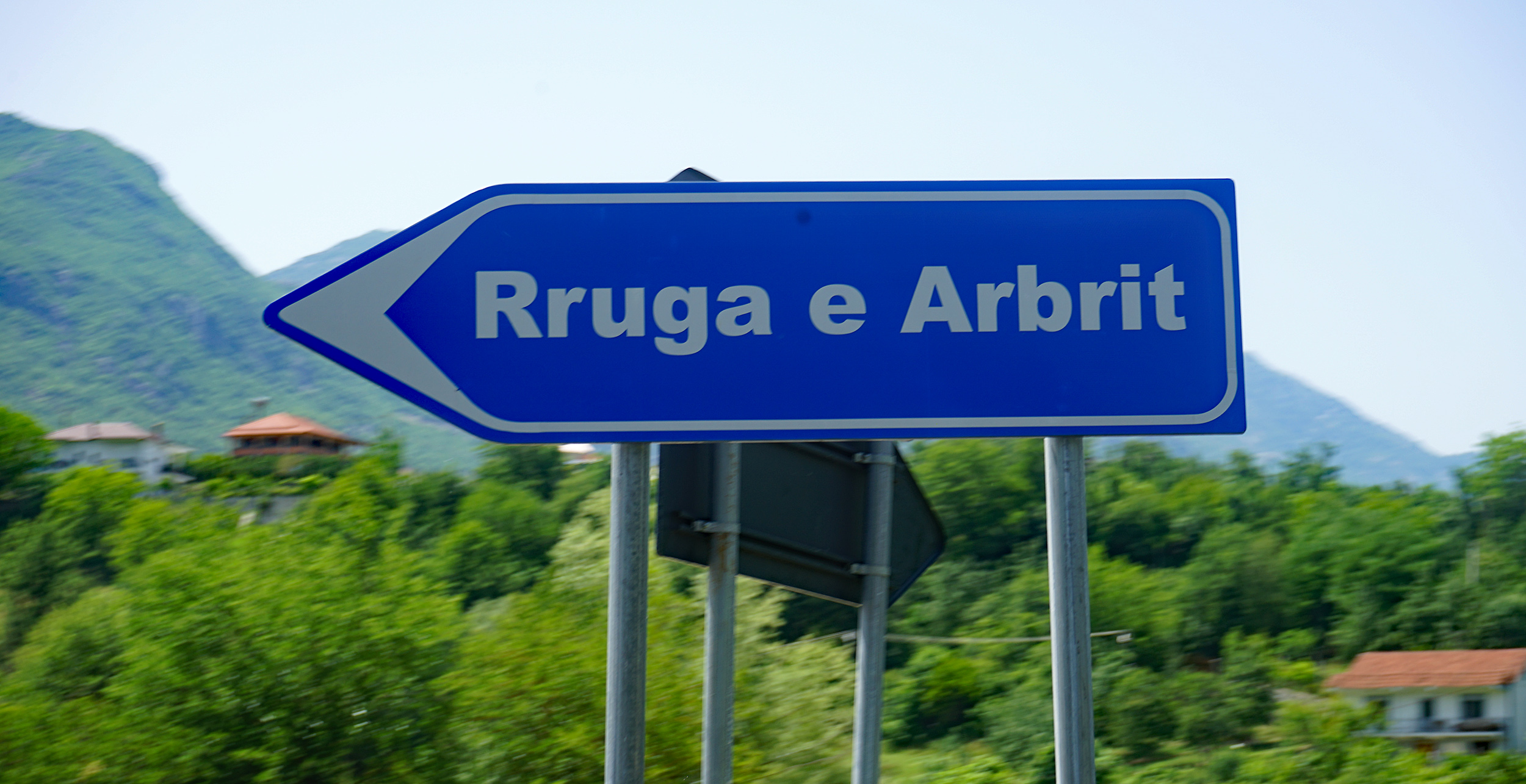Makina digjet në mes të rrugës në Gjoricë, pasagjerët shpëtojnë pa lëndime