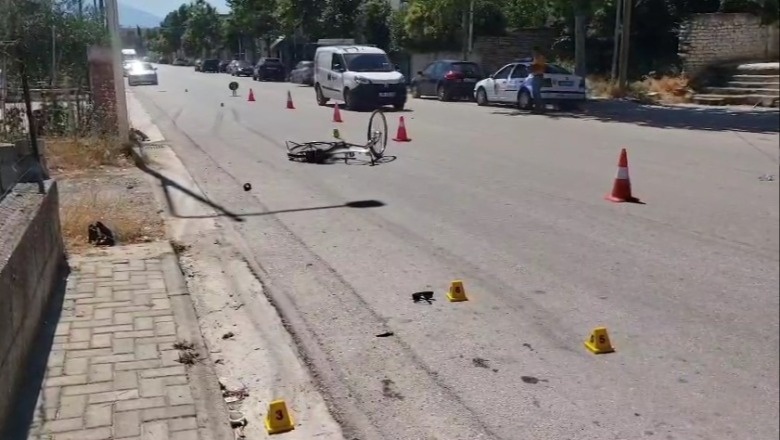 Makina përplas 82-vjeçarin me biçikletë në Dimal, shoferi largohet nga vendi i ngjarjes