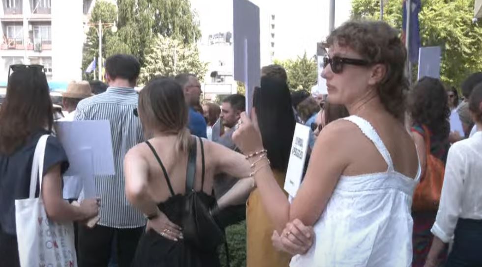 Shoqëria Civile sërish protestë para Kuvendit