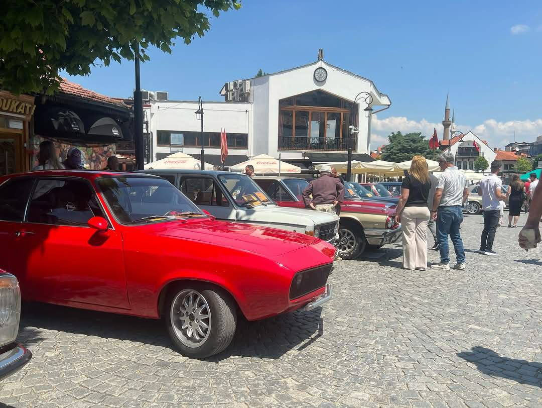 Prizreni mirëpret qindra makina retro nga mbarë rajoni