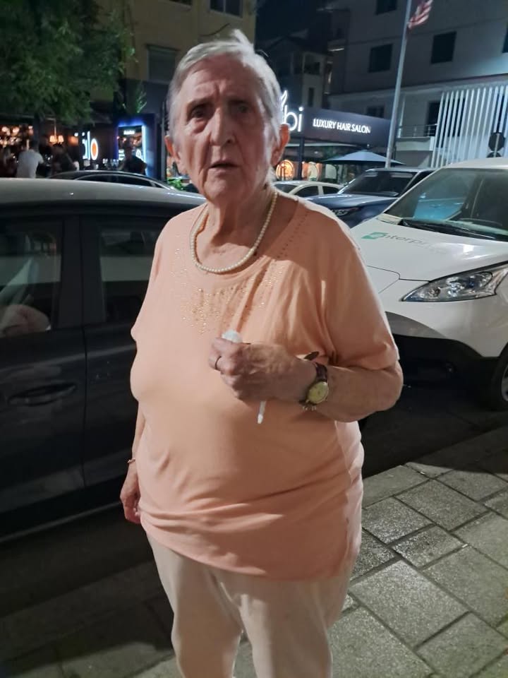 Nuk mban mend asgjë, qytetari gjen të moshuarën në sheshin Wilson: A e njeh dikush?