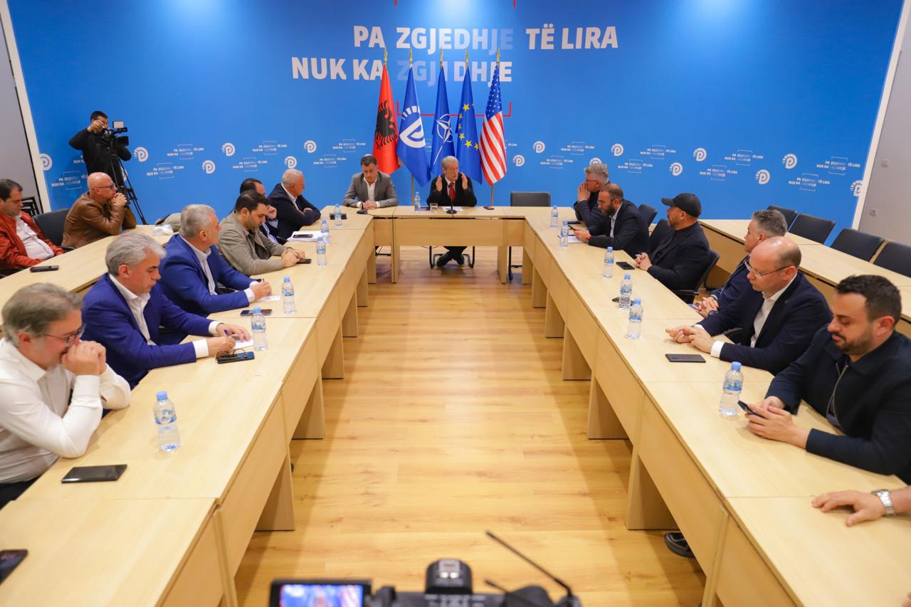 Era tradhti brenda partisë blu/ “Luftë fizike dhe online brenda Partisë Demokratike”