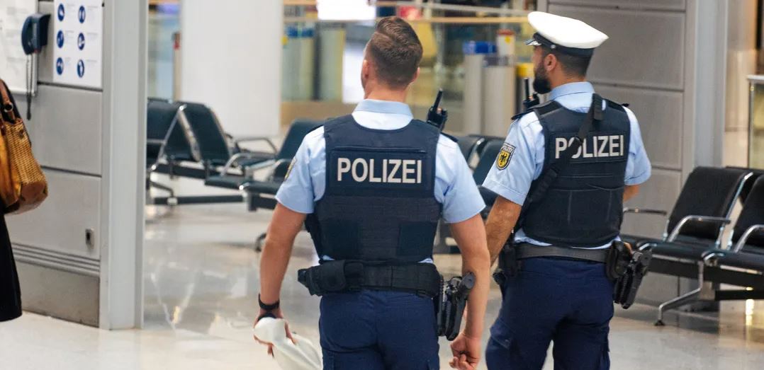U kishte skaduar qëndrimi, Policia gjermane ndalon shtatë kosovarë në aeroportin e Memmingenit