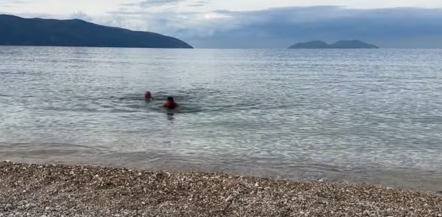 Ishte në plazh, 13-vjeçarja në Vlorë rrezikon mbytjen, dërgohet në spital