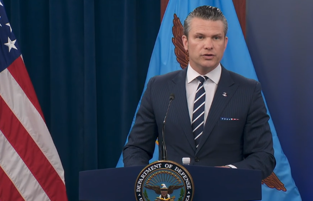 Sekretari amerikan i Mbrojtjes: B-2 hynë dhe goditën në Tiranë…më falni Teheran