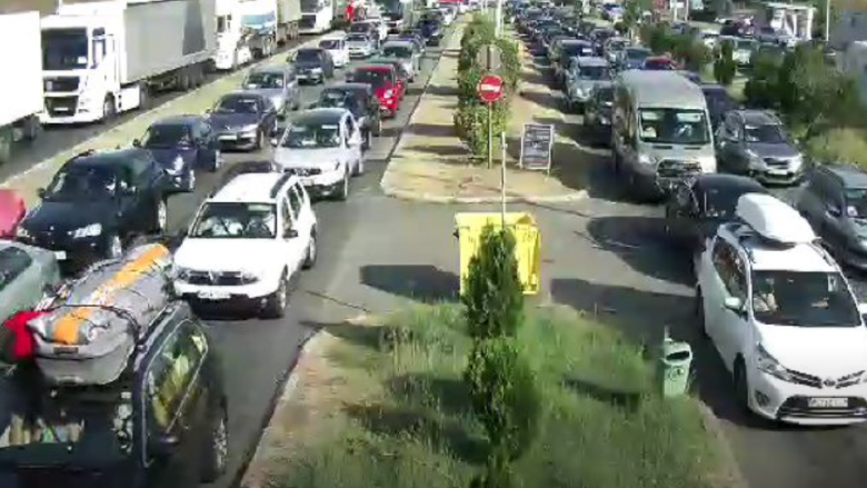 Mijëra qytetarë janë larguar nga Maqedonia për fundjavën e vazhduar