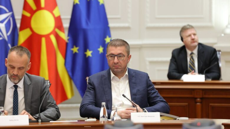Mickoski: Të rinjtë të aplikojnë në shpalljet për grante nga Plani operativ