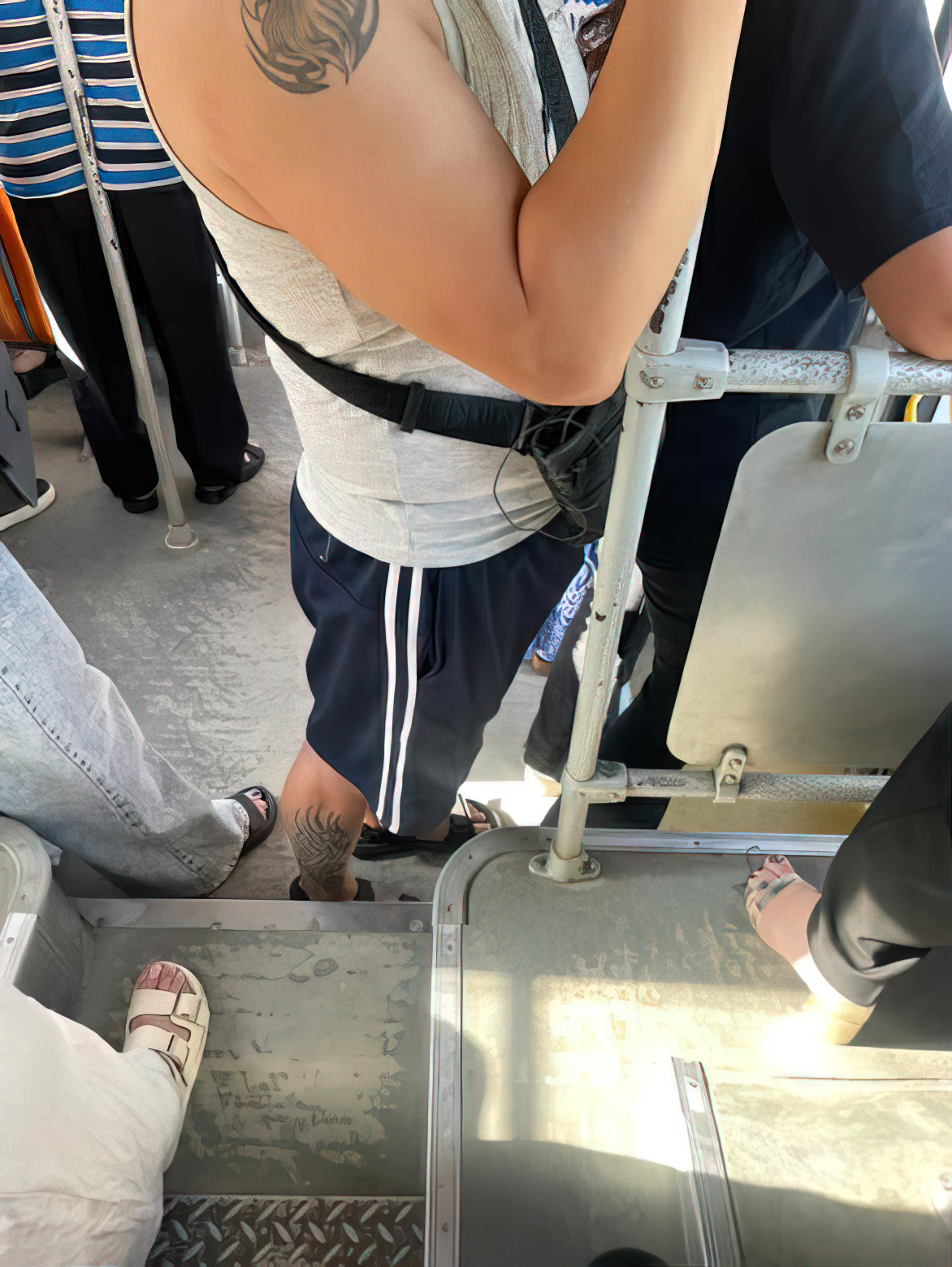 “Vajzat në autobus të kenë kujdes! Ky burri u afrohet dhe i prek deri sa zbresin”