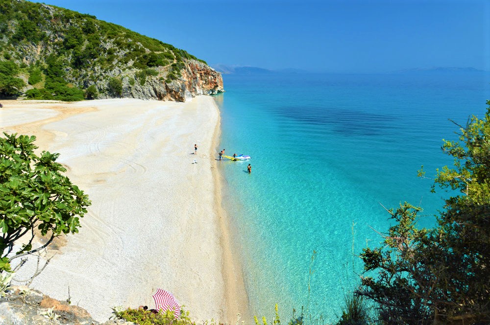 “Riviera mahnitëse Shqiptare, me plazhe të qeta dhe kuzhinë të shijshme”