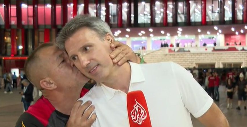 Tifozi i Shqipërisë puth gazetarin serb para ‘Arenës Kombëtare’ në Tiranë