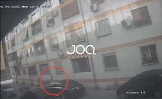 “Kështu nisin sherret!” Gruaja në Vlorë hedh plehrat nga ballkoni mbi makinën e parkuar