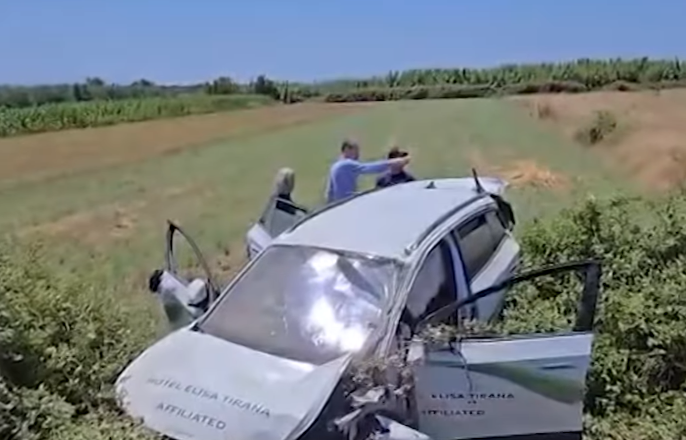 VIDEO/ Turistë britanikë përfshihen në aksident në aksin Fier–Vlorë, makina del nga rruga në Novoselë