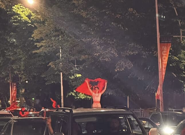 Barazimi pa gola me Serbinë, shqiptarët “i vënë flakën” Tiranës me këngë e valle