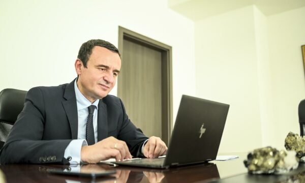Kurti i çon mesazh Trumpit: Kosova gati për të pranuar migrantë të dëbuar nga SHBA