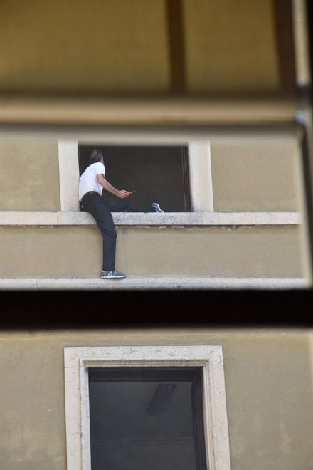 Një tjetër hero shqiptar  I riu i shpëton jetën djalit që po hidhej nga pallati