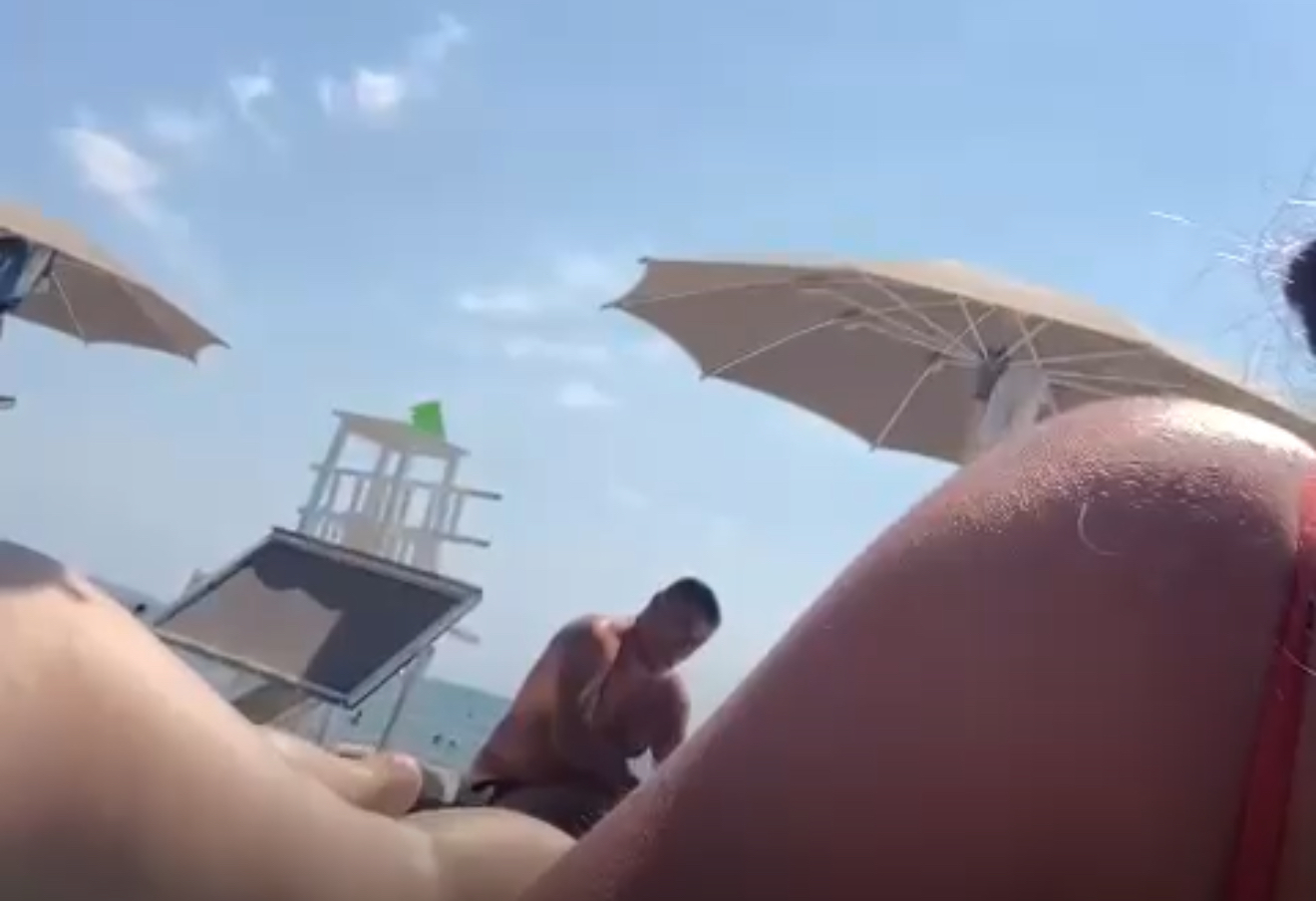 E reja në plazh: Ky burri nuk ndalonte së pari!