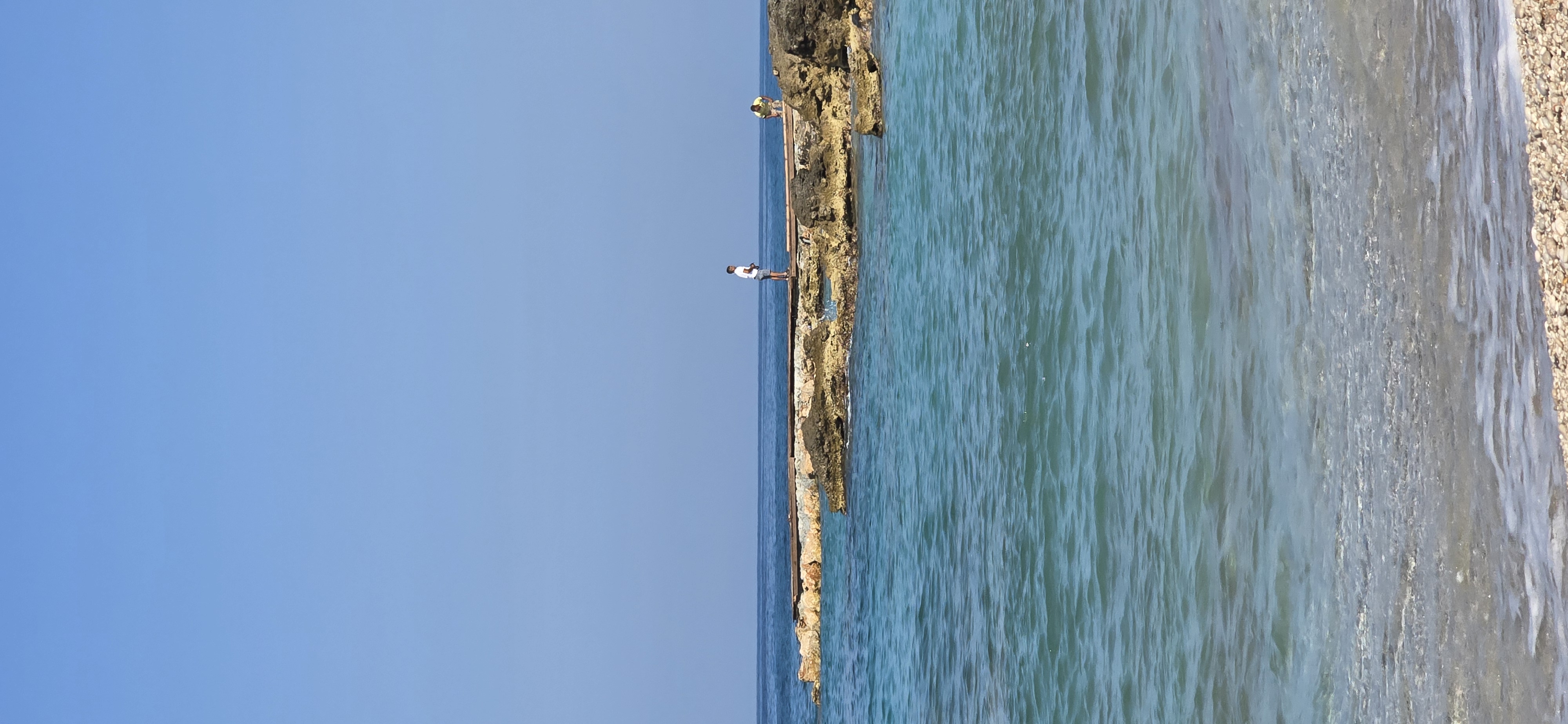 Shqiptarët nisin betonizimin e detit në Sarandë