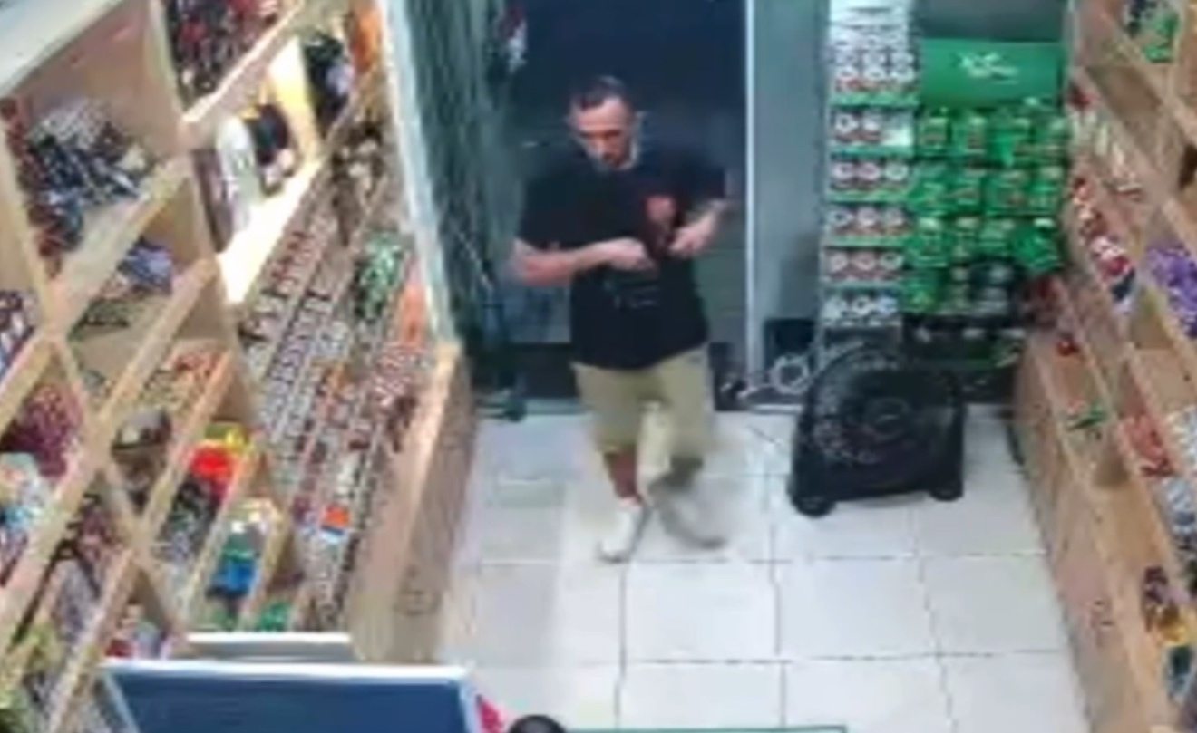 Të rinjtë i vjedhin shishen me alkool shitësit të moshuar dhe largohen me vrap