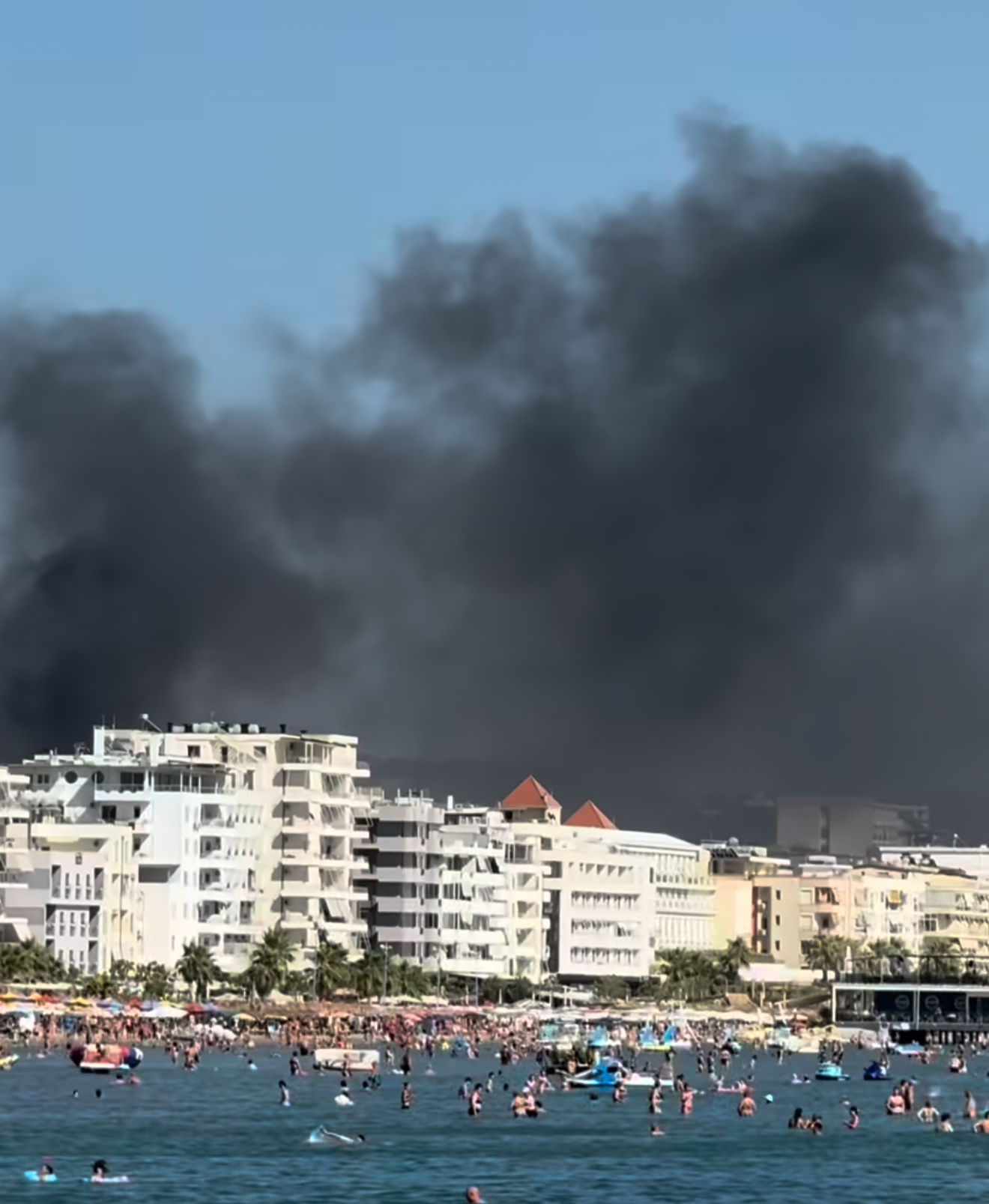 Tregu i plazhit Durrës u shkrumbua nga flakët, hapet rruga për pallat?!