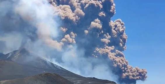 Shpërthen Etna në Itali, turistët largohen në panik