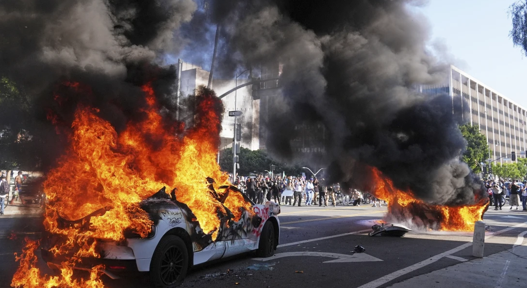 Protestuesit në Los Angeles godasin me gurë dhe u vënë flakën makinave të policisë