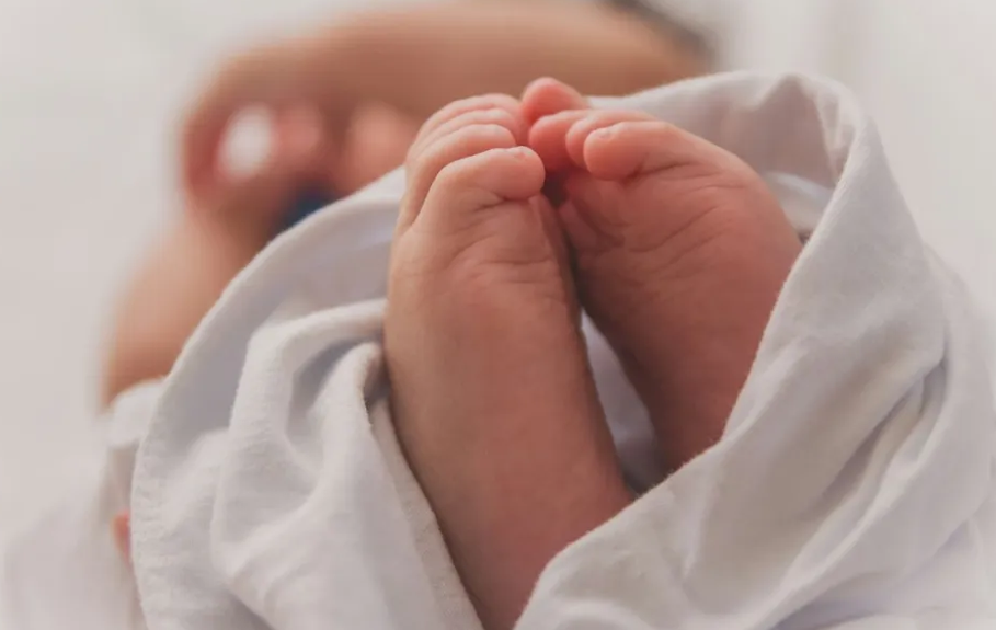 Prindërit e lanë në makinë dhe shkuan në plazh? Detaje nga vdekja e foshnjes shqiptare në Greqi