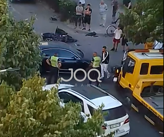 Aksident në Durrës, motoçiklisti mbetet i plagosur pas përplasjes me automjetin