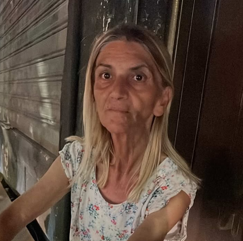 “Thoshte që harron se kush është”, qytetarja gjen të moshuarën: A e njeh dikush?