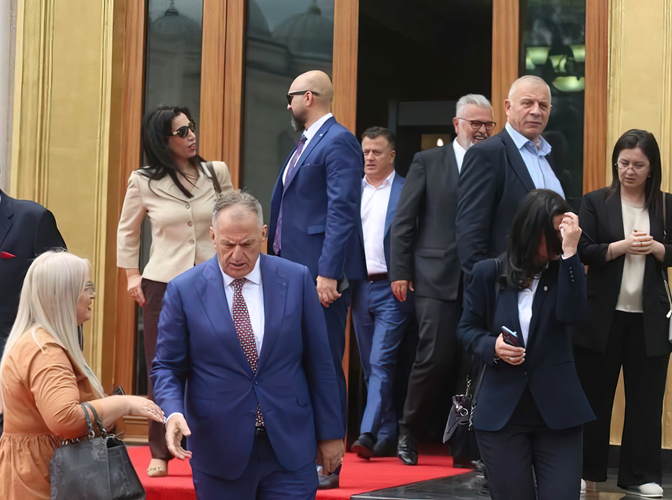 Shqiptarët do mbajnë me bukë për 3 vjet 82 deputetë që s’do t’u shërbejnë më