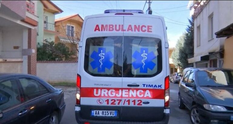 Zjarr në Kozarë, zjarrfikësi pëson infarkt gjatë operacionit për shuarjen e flakëve