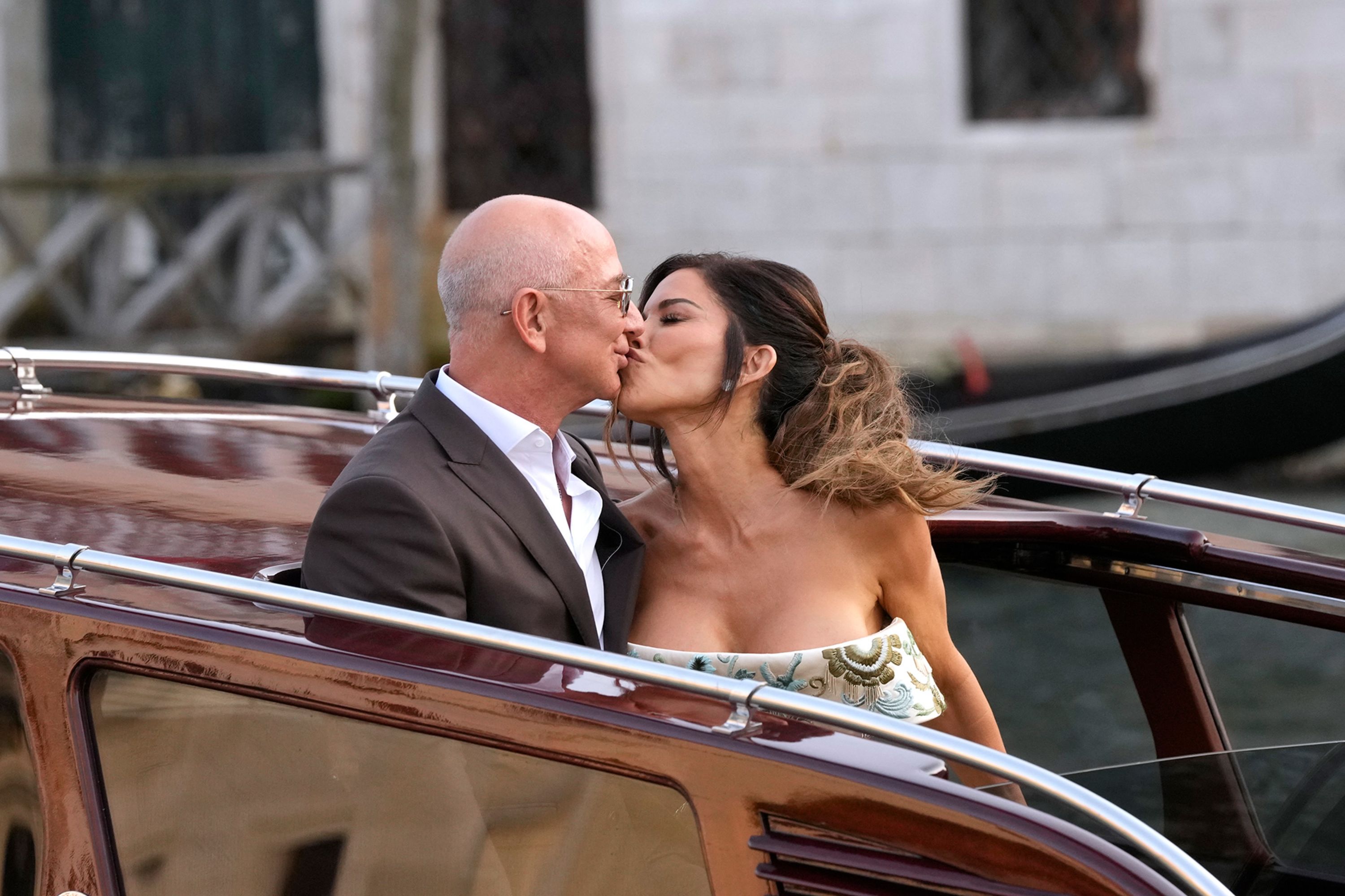 Dasma luksoze e Jeff Bezos dhe Lauren Sanchez mes protestave dhe yjeve në Venecia