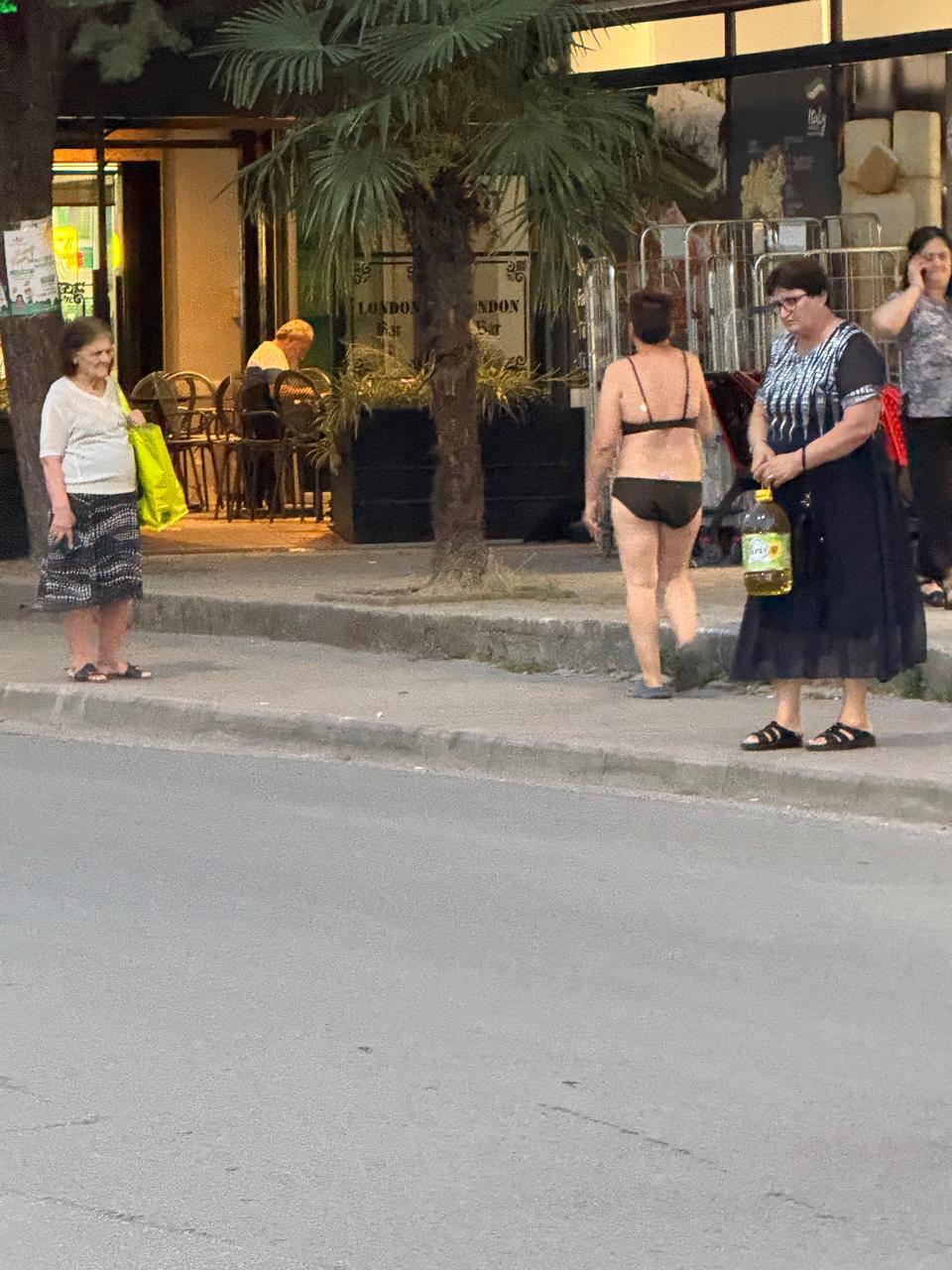 Nis plazhi në Tiranë, me bikini në Don Bosko