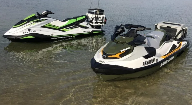Gjenden dy turistë me motor uji të fikur në detin e Durrësit, njëri vdes në port, tjetri dërgohet në spital